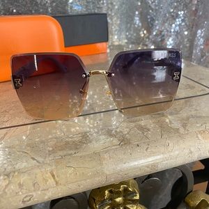 Beautiful brand new comes with box and case